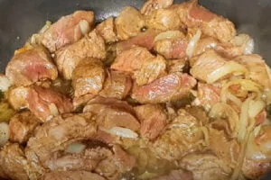 تفت دادن و پختن گوشت برای تهیه عدس پلو با گوشت تکه ای