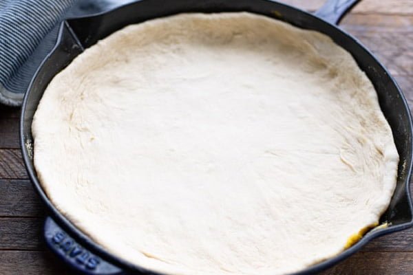 پهن کردن خمیر پیتزا آماده در ماهیتابه