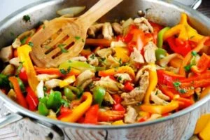 تفت دادن تمامی مواد خورش کدو حلوایی با مرغ و عدس