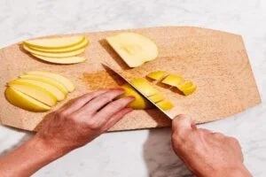 خرد کردن سیب برای خورش کدوحلوایی