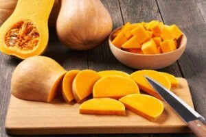 خرد کردن کدوحلوایی در طرز تهیه خورش کدو حلوایی