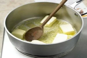آب کردن کره برای تهیه خمیر دونات بدون فر و شیر