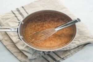 آماده کردن خمیر شیرینی پفکی گردویی