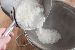 آبکش کردن برنج برای دلمه بادمجان