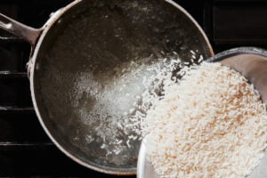 پختن برنج برای دلمه کرمانشاهی