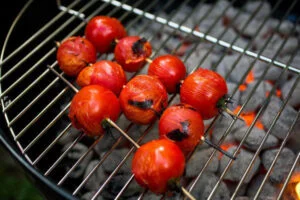 کبابی کردن گوجه برای میرزا قاسمی مجلسی