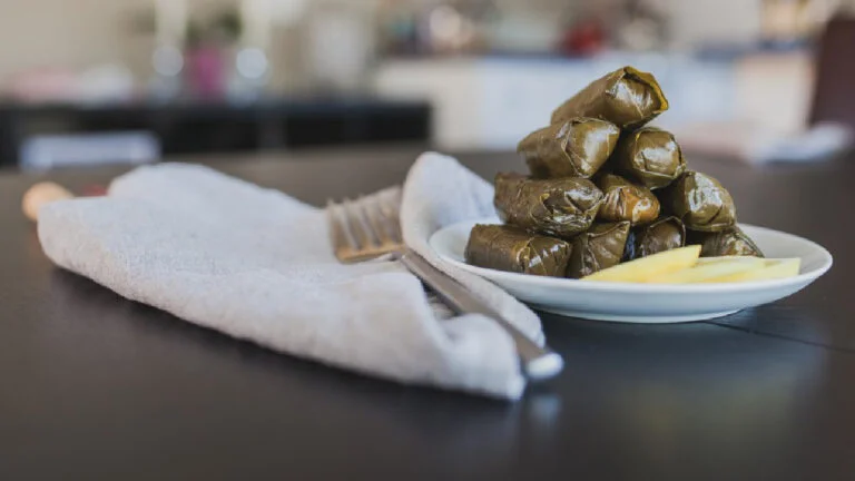 طرز تهیه دلمه برگ مو کرمانشاهی