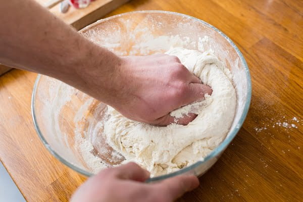 آماده کردن خمیر، اولین قدم تهیه پیتزا گوشت و قارچ