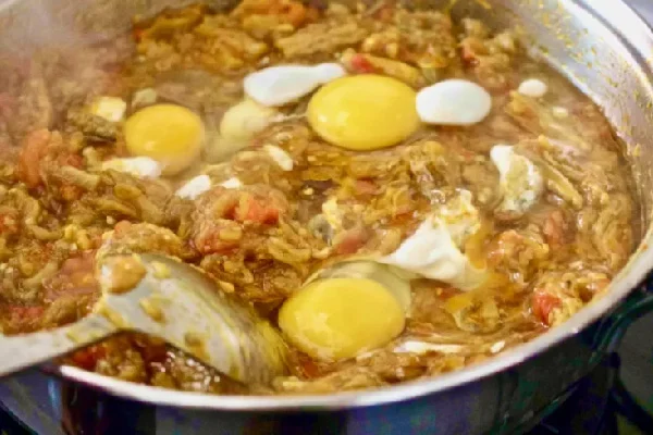 اضافه کردن تخم مرغ به میرزا قاسمی مجلسی