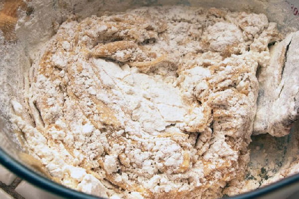 مخلوط کردن مواد برای تهیه خمیر کوکی