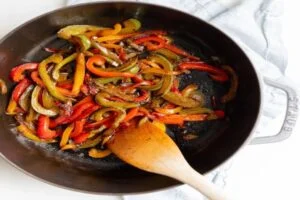 تفت دادن مواد خردشده در طرز تهیه خورش کدو حلوایی با مرغ و عدس