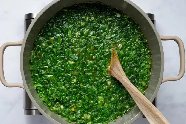 اضافه کردن سبزیجات آش رشته