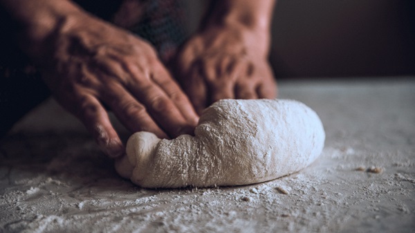 ورز دادن خمیر نان با دست