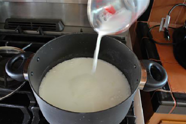 اضافه کردن شیر و آب برای تهیه شیر برنج 