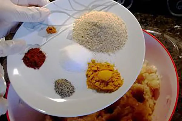 اضافه کردن ادویه برای کتلت مرغ