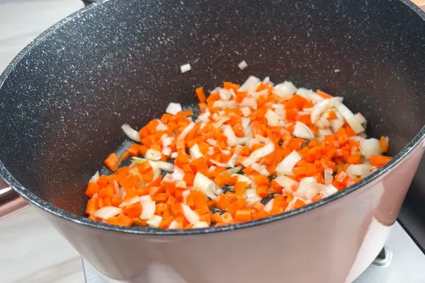تفت خوردن پیاز و هویج