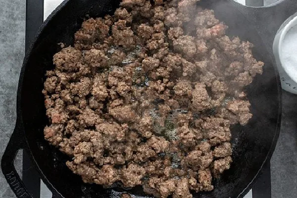 آماده کردن مواد داخل مرغ شکم پر