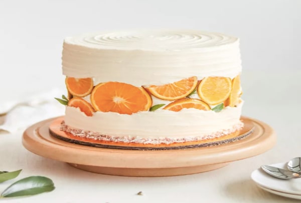 تزئین کیک خیس پرتقالی پخته شده با ماست