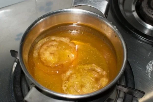سرخ کردن زولبیا آرد گندم در روغن