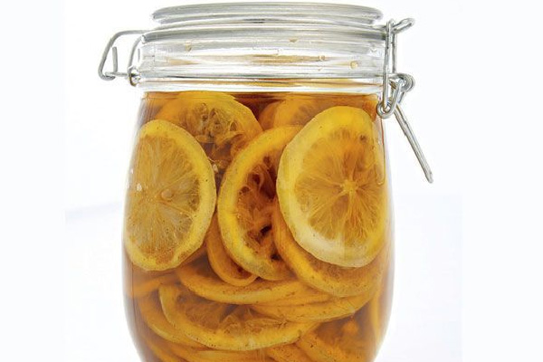 اضافه کردن سرکه برای ترشی لیمو ترش