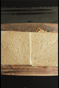 قرار دادن نان روی سالاد الویه