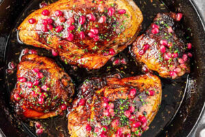 خورشت مرغ ناردونی آماده سرو