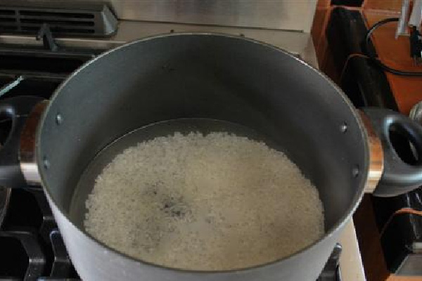 خیساندن برنج برای شیر برنج