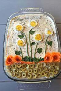 تزیین سالاد الویه قالبی با تخم مرغ و زیتون