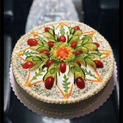 تزیین سالاد الویه مجلسی با سبزیجات و گوجه گیلاسی