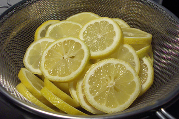 اسلایس کردن لیمو ترش برای ترشی لیمو