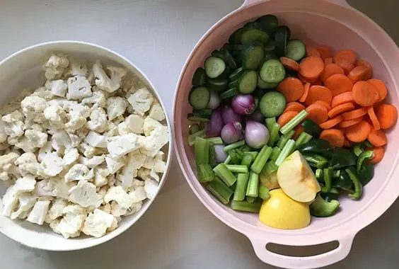 خرد کردن مواد برای تهیه ترشی گل کلم زردچوبه ای