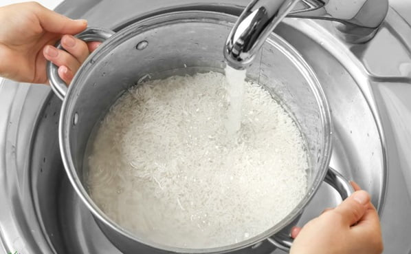 خیس کردن برنج با آب تمیز