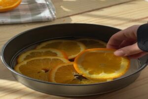 چیدن پرتقال‌های برش‌خرده در کف قالب