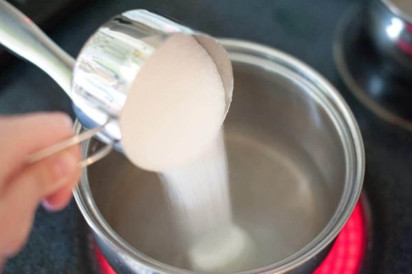 جوشاندن آب و شکر در تهیه شربت زولبیا با خمیرمایه فوری