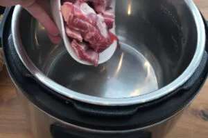 ریختن گوشت حلیم در زودپز