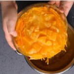 ریختن مخلوط پوست پرتقال در قابلمه برای تهیه مربای پوست پرتقال