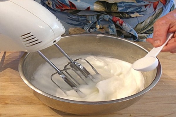اضافه کردن آب لیمو و بیکینگ پودر در تهیه شیرینی نارگیلی بدون داغ زدن