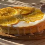 ریختن لعاب پرتقالی روی کیک خیس