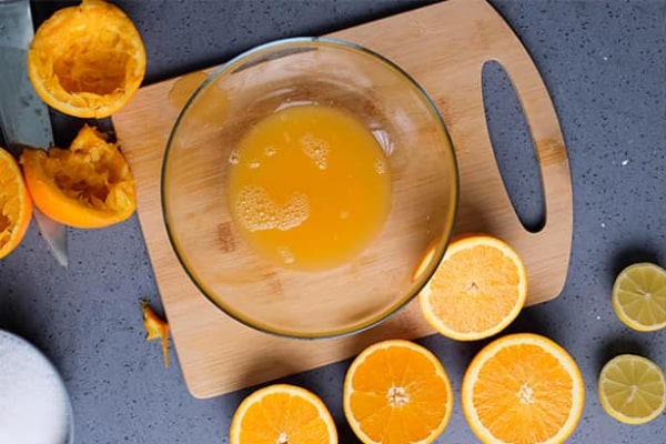 گرفتن آب پرتقال و لیمو در طرز تهیه مربای پوست پرتقال