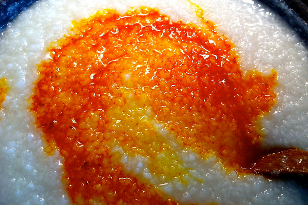 اضافه کردن زعفران به مخلوط برنج شله زرد
