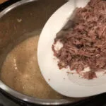 اضافه کردن گوشت به مخلوط گندم حلیم