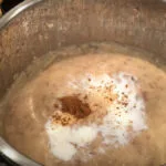 اضافه کردن شکر و دارچین حلیم گندم