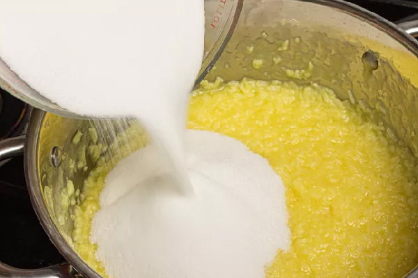 اضافه کردن شکر به مخلوط برنج زعفرانی شله زرد