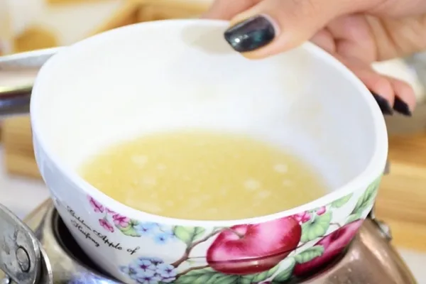 حل کردن پودر ژلاتین به روش بن ماری