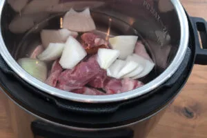 پخت گوشت با پیاز در زودپز برای حلیم