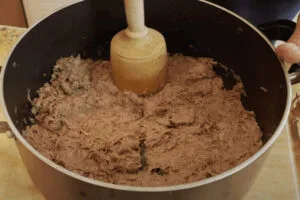 کوبیدن و له کردن گوشت حلیم