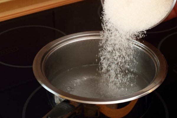 حل شدن شکر در آب برای درست کردن شربت بار 