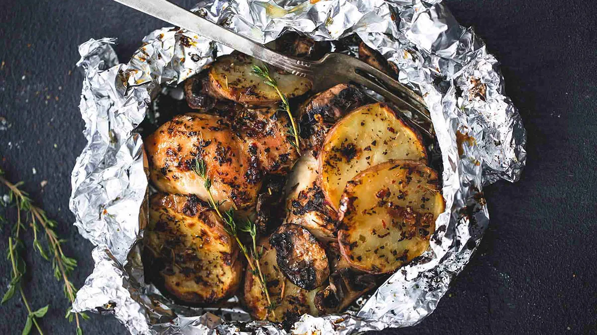 طرز تهیه مرغ شکم پر با فویل در آتش