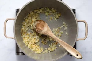 سرخ کردن پیاز و سیر