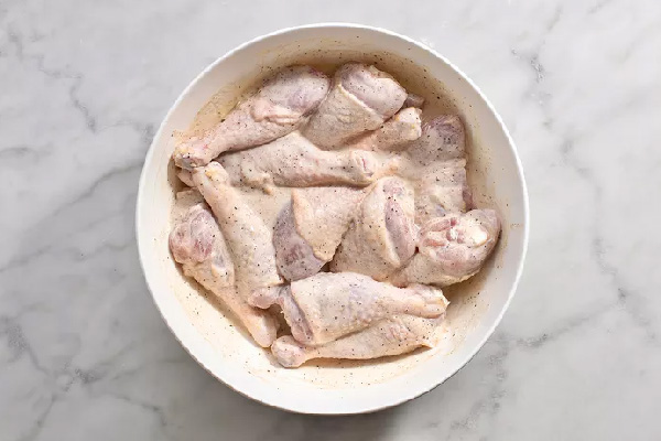 مرینیت کردن مرغ برای تهیه مرغ سوخاری خانگی